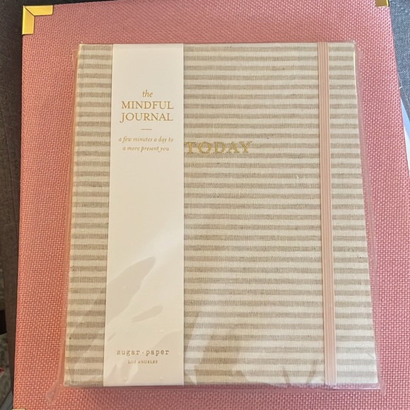 Beautiful Sugar Paper Selection: Trinket Large Tray, Note Pad and Dotted Pen. - Picture 9 of 9